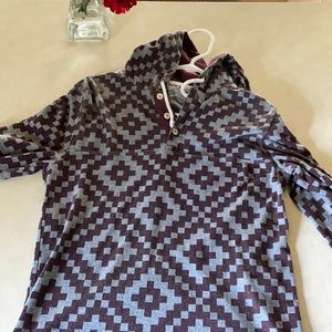 Hooded long sleeve square pattern